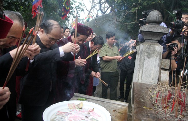 Đồng chí Nguyễn Sinh Hùng, Chủ tịch Quốc hội dâng hương tưởng nhớ vua Hùng